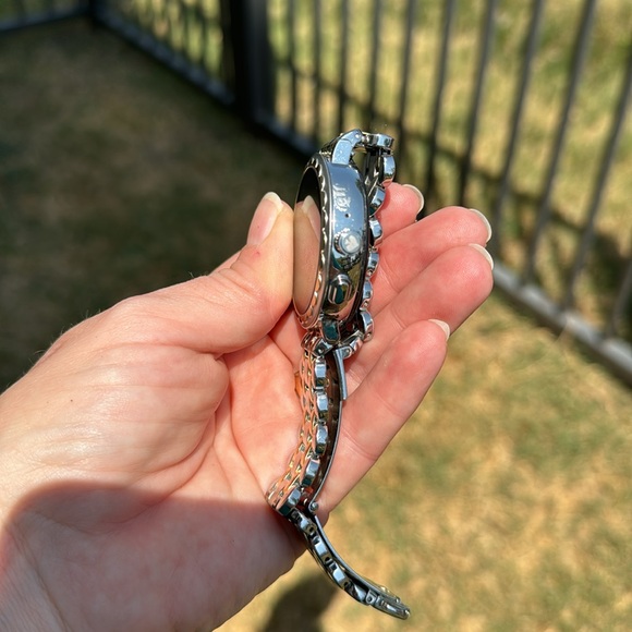 The Kate Spade Scallop Smartwatch DW7K1 MAY OR MAY NOT WORK - Picture 5 of 8